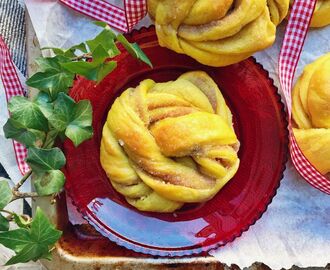 Saffransbullar fyllda med marsipan