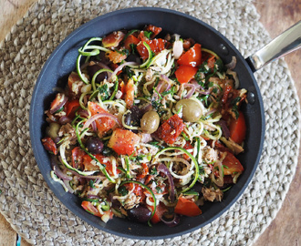 Zoodles med tonfisk och tomat