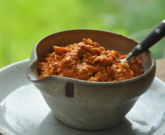 Valnötsröra med ajvar relish