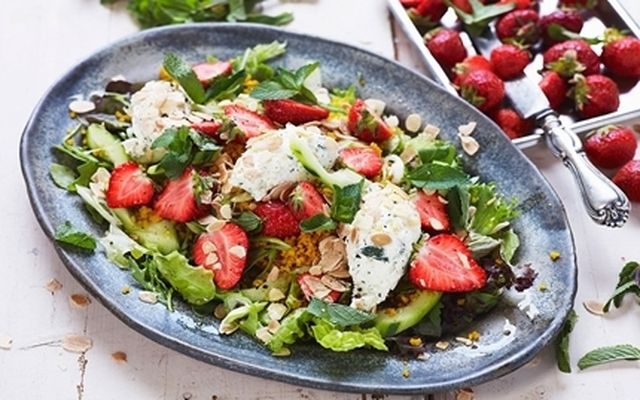 Sallad med ostkräm, saffransbulgur och jordgubbar