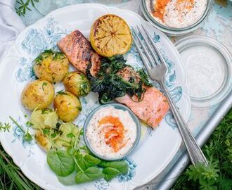 Snabbgravad grillad laxfilé med nässlor och pepparrotsyoghurt