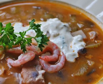 Fisksoppa toppad med färska räkor och vitlöksmajonäs