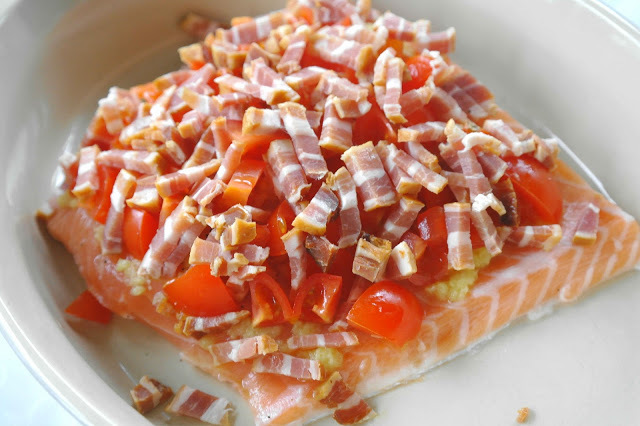 Ugnsbakad lax med bacon och tomater