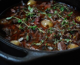 Makalöst god Boeuf bourguignon på långkokt högrev