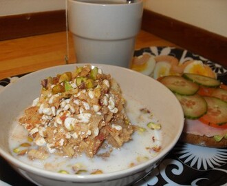 Grahamsgröt med äppel- och kanelkeso och pistagenötter