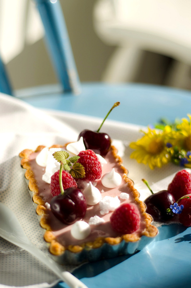 Raspberry Panna Cotta Tartlets (Hallonpannacottapaj)