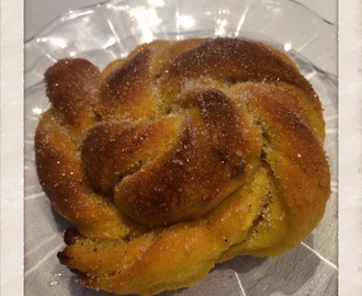 SOCKERDOPPADE SAFFRANSBULLAR MED VANILJFYLLNING