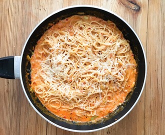 Pasta med gräddsås på ajvar relish och parmesanost