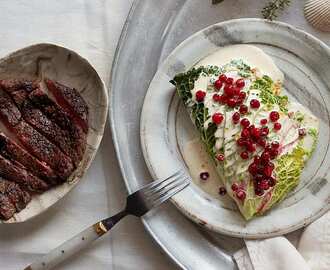 Svampfylld savoykål med lingon och entrecôte