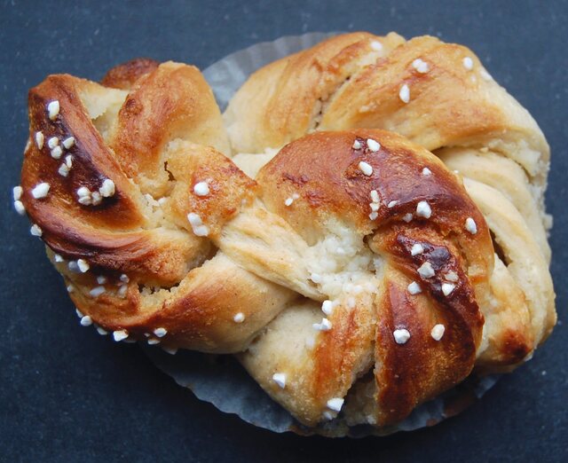 Snurror med mandelmassa, & Kokostoppade hasselnöt- och russinbullar med kanel