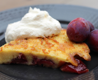 Plommonclafoutis med ingefära och konjaksgrädde