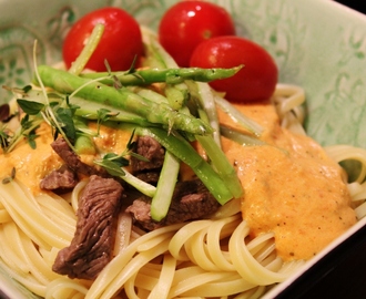 Pasta med syrlig paprikasås, strimlad rostbiff, knaprig grön sparris och varma körsbärstomater