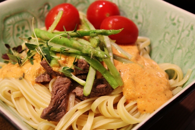 Pasta med syrlig paprikasås, strimlad rostbiff, knaprig grön sparris och varma körsbärstomater