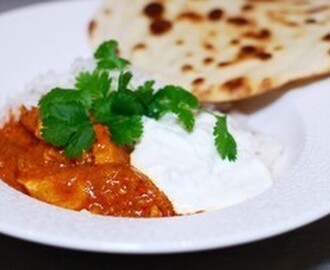 Chicken Tikka Masala med nybakat naanbröd & yoghurtsås.