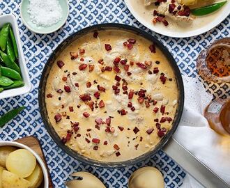 Gräddpocherad torsk med knaperstekt bacon