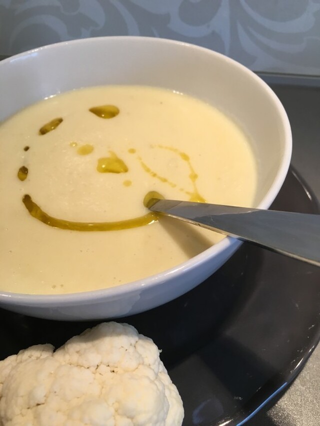 Lyxig blomkålssoppa med smält ost
