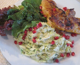 Grön coleslaw med avocado, kiwi och lime till marinerade kycklinglår