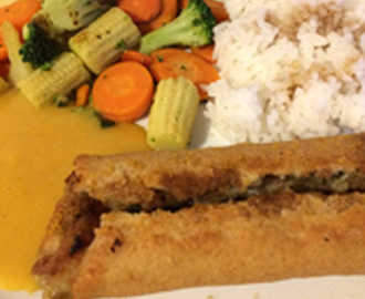 Vårrullar med kokt ris, currysås och wokgrönsaker