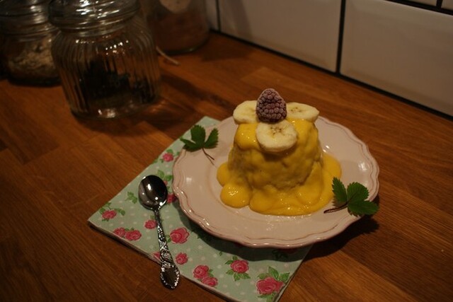 Coconut-raspberry mugcake with mango sauce!