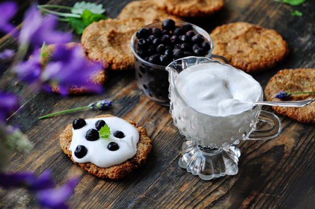 Glutenfria Müslikakor med Lättvispad Kokosgrädde & Blåbär