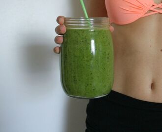 Green smoothie in the sun