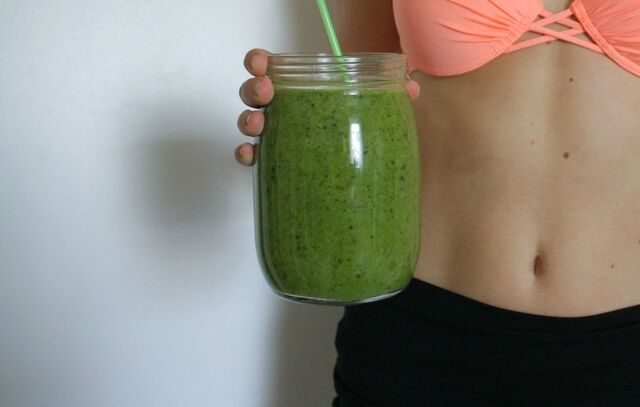 Green smoothie in the sun