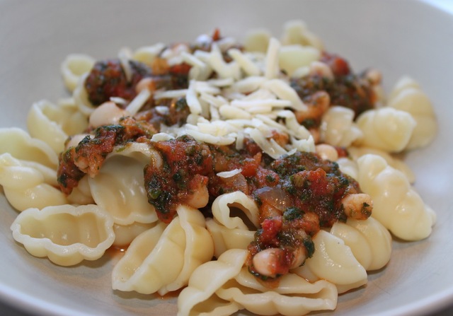 Vegetarisk pastasås med bönor, spenat och pesto