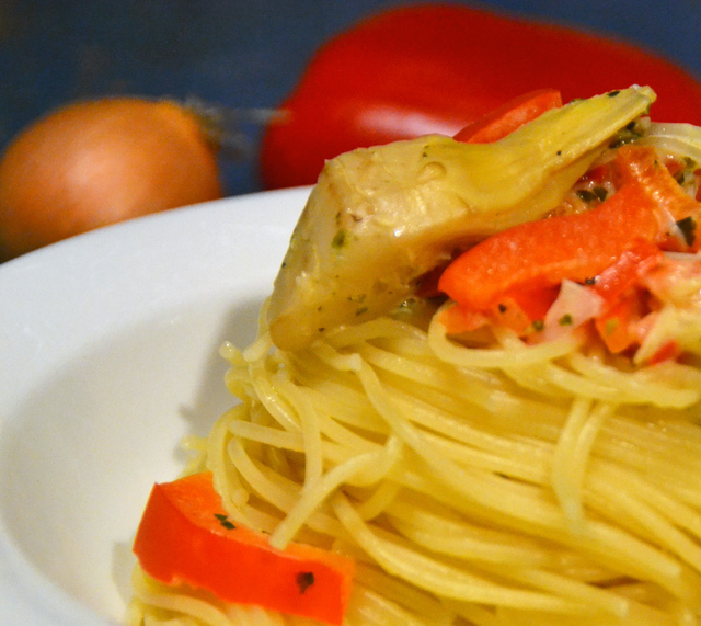 Spaghetti med paprika, kronärtskocka & crème fraiche