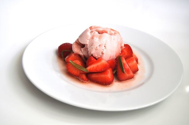 Frozen yoghurt med marinerade jordgubbar