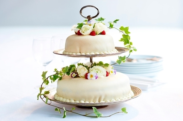 Tårta med vitt marsipanlock och blomster
