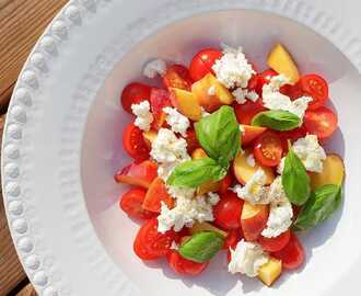 Sommarsallad med persika, tomat, mozzarella och ricotta