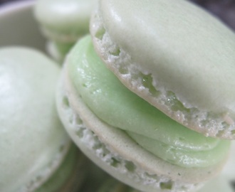 Lime macarons