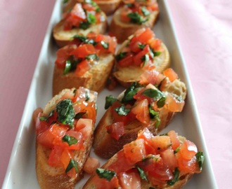 Bruschetta med tomat och basilika