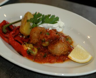 Lammfärsbullar i tomat & olivsås med ugnsgrillad paprika och fårostmoja