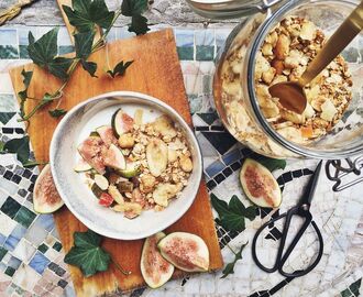 Crunchy granola med puffat ris och kardemumma