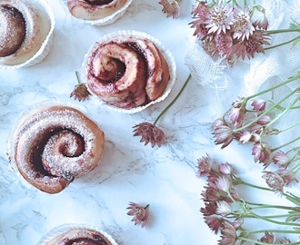 Saftiga och smöriga blåbärsbullar