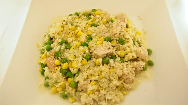 Blomkåls risotto med kyckling ärter och majs. Tryckkokare.