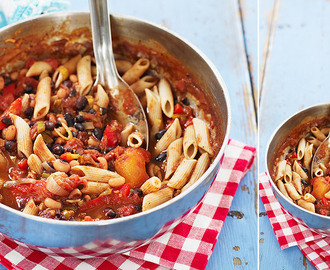 Pasta med svarta bönor i tomatsås & parmesan - Kungsörnen