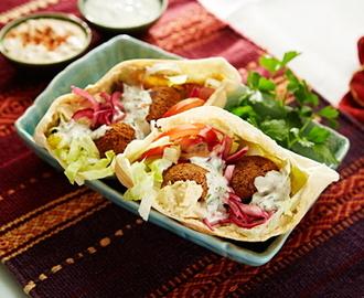 Falafel med hummus, yoghurtdressing och picklad rödlök