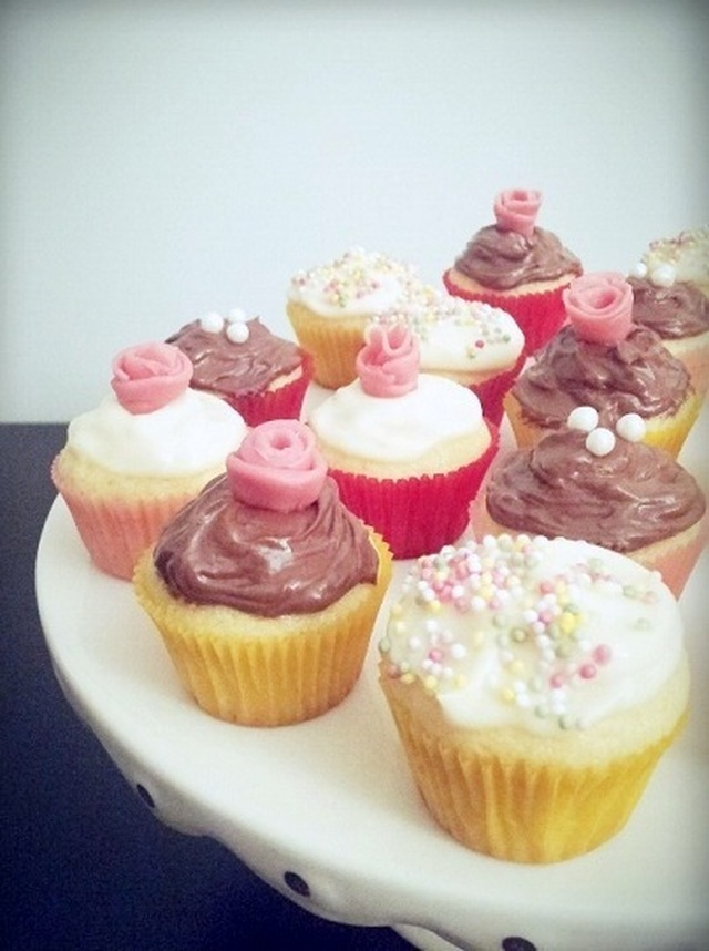 Mini cupcakes med vit- och mörkchoklad frosting