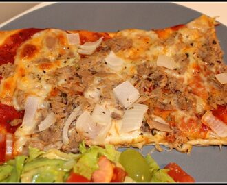 Pizza med tonfisk och mozzarella