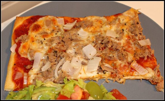 Pizza med tonfisk och mozzarella
