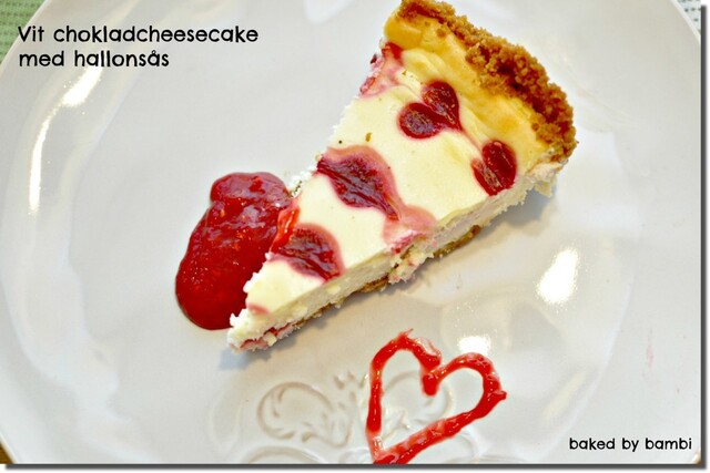 Alla hjärtans dag cheesecake – vit chokladcheesecake med hallonsås
