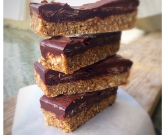 Valnötskaramellbar med chokladtäcke (raw, vegan godis)