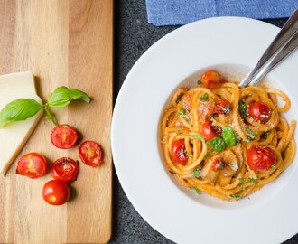 Pasta i gräddig tomatsås