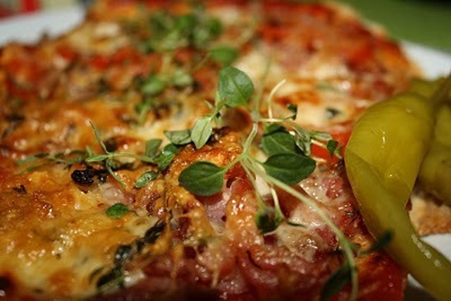 Pizza med mozzarella och bacon