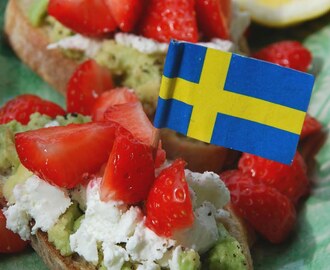 Toast med avocado, chevré och jordgubbar