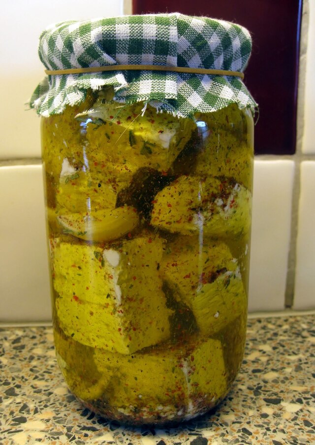 Fårost inlagd i kryddor och olivolja