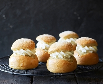 Semlor med sockerströssel