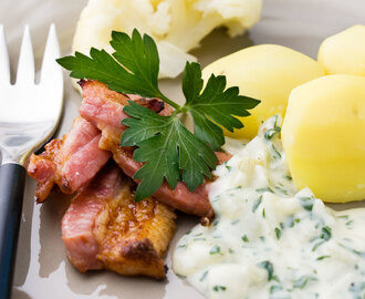 Ugnsstekt fläsk med löksås och kokt potatis